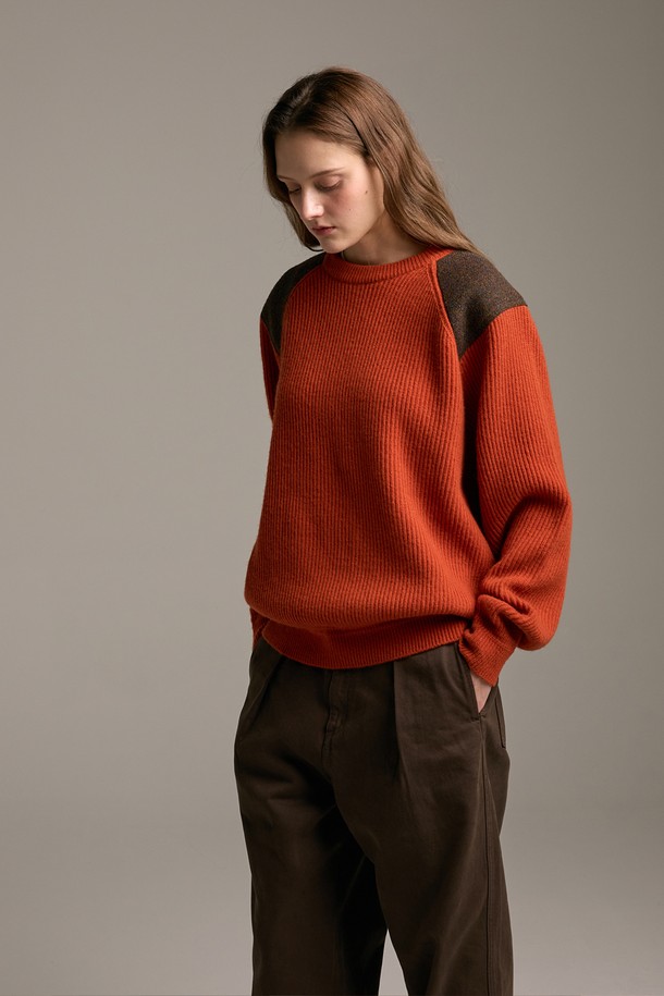 [램스울] 해리스트위드 코만도 스웨터 오렌지는 남성용 니트/스웨터로, 가을과 겨울에 따뜻하게 착용하기 좋습니다. 부드러운 촉감의 램스울과 나일론 혼방 소재로 제작되었으며, 클래식하고 밀리터리한 무드를 연출합니다. 오렌지, 브라운, 그레이 3가지 컬러로 출시되었으며, 레귤러핏에 라운드넥 디자인입니다. 해리스트위드 숄더 패치와 리브 소매단 및 밑단, 그리고 강화된 어깨 구조가 특징이며, 7개월 미만 어린 양털을 사용하여 고급스러움을 더했습니다. 겨울 데일리룩, 출근룩, 데이트룩 등 다양한 TPO에 클래식, 미니멀, 캐주얼 스타일로 연출하기 좋습니다.
