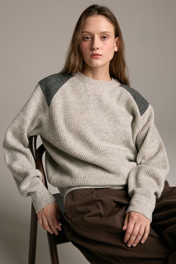 **[램스울] 해리스트위드 코만도 스웨터 그레이**는 가을과 겨울, 일상에서 클래식하고 캐주얼한 스타일을 연출하기 좋은 남성용 니트 스웨터입니다. 부드러운 촉감의 램스울과 나일론 혼방 소재로 제작되었으며, 레귤러 핏에 긴 소매와 라운드넥 디자인을 갖추었습니다. 특히, 해리스트위드 숄더 패치와 리브드 소매단 및 밑단, 그리고 견고한 실루엣이 특징으로, 밀리터리 무드를 더합니다. 그레이, 오렌지, 브라운의 다양한 컬러 옵션이 있으며, 겨울 데일리룩, 모임룩, 데이트룩 등 다양한 TPO에 활용하기 좋습니다.
