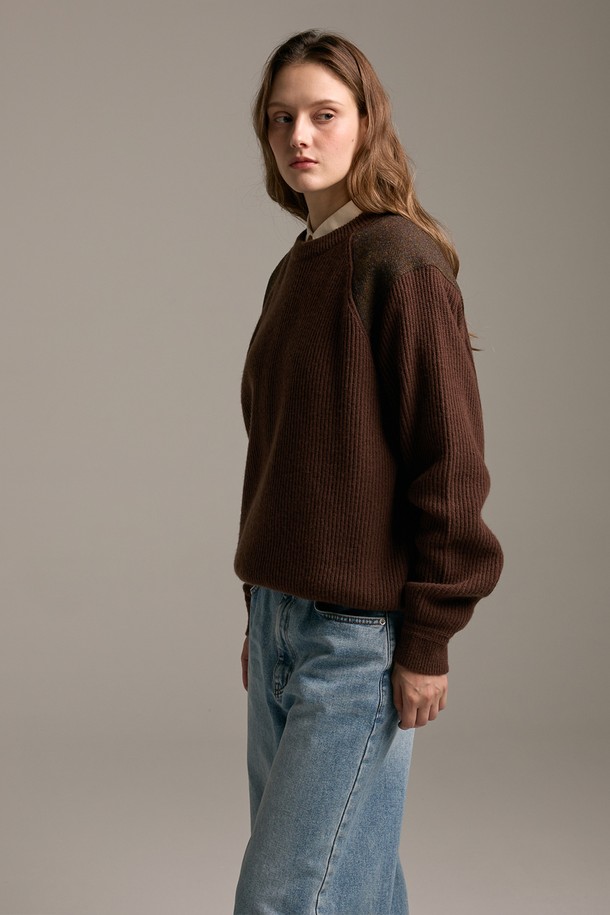 [램스울] 해리스트위드 코만도 스웨터 브라운은 남성용 니트/스웨터로, 가을과 겨울에 어울리는 두꺼운 두께감의 제품입니다. 램스울 소재를 사용하여 부드러운 촉감을 제공하며, 어깨 부분에는 해리스트위드 패치, 소매단과 밑단에는 리브 조직 디테일이 적용되어 밀리터리 및 클래식 스타일을 연출합니다. 레귤러 핏과 라운드넥 디자인으로 제작되었으며, 보강된 구조로 내구성을 높였습니다. 일상, 모임, 비즈니스 캐주얼 등 다양한 TPO에 활용 가능하며, 클래식, 미니멀, 워크웨어 스타일을 선호하는 분들께 추천드립니다. 개발자 서명이 있는 스페셜 포인트 라벨이 부착되어 특별함을 더합니다.
