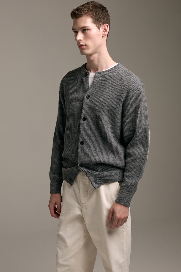 [램스울] 해리스트위드 라운드넥 가디건 그레이는 램스울 소재로 제작되어 부드러운 촉감을 자랑하며, 가을과 겨울에 따뜻하게 착용할 수 있습니다. 클래식하고 베이직한 스타일로, 출근룩, 겨울 데일리룩, 모임룩 등 다양한 TPO에 활용하기 좋습니다. 톤 다운된 그레이 컬러와 해리스트위드 엘보 패치가 특징이며, 레귤러핏 라운드넥 디자인입니다. 커프스와 밑단은 리브드 마감 처리되었으며, 신축성 방지 조직으로 변형 없이 오래 입을 수 있습니다.
