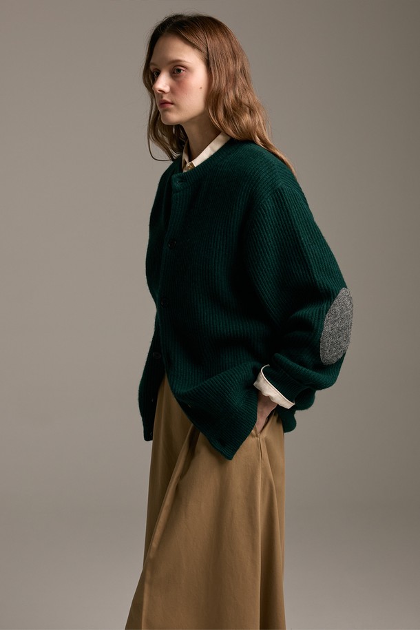 [램스울] 해리스트위드 라운드넥 가디건 그린은 가을, 겨울 시즌 당신의 스타일을 책임질 클래식 가디건입니다. 부드러운 램스울과 나일론 혼방 소재로 제작되어 뛰어난 보온성과 통기성을 자랑하며, 톤온톤의 패치워크 패턴으로 클래식한 무드를 더했습니다. 라운드넥 디자인과 레귤러핏으로 편안한 착용감을 선사하며, 해리스트위드 엘보 패치가 포인트로 적용되어 고급스러움을 더했습니다. 겨울 데일리룩, 모임룩, 카페룩 등 다양한 TPO에 활용 가능하며, 미니멀 또는 캐주얼 스타일과도 훌륭하게 어울립니다.
