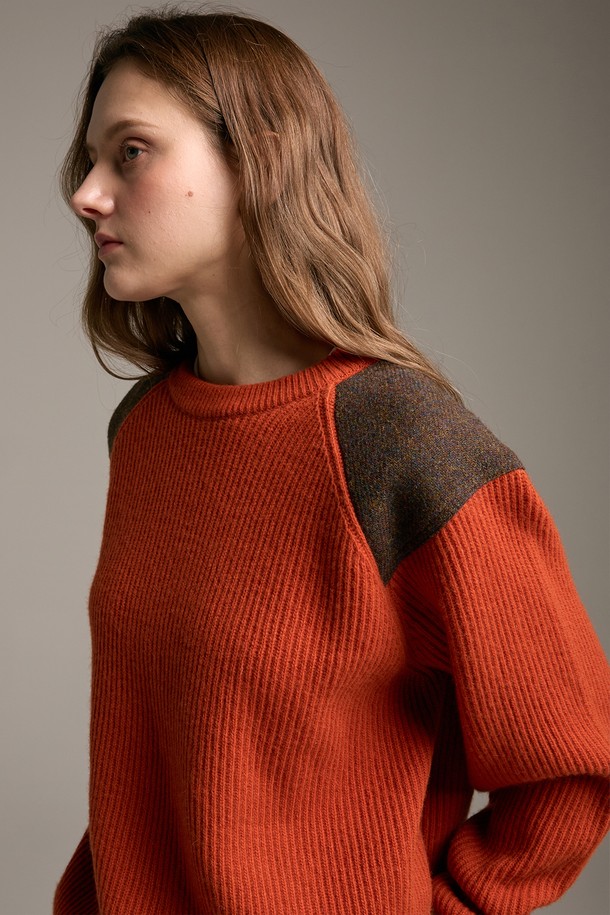 [램스울] 해리스트위드 코만도 스웨터 오렌지는 남성용 니트/스웨터로, 가을과 겨울에 따뜻하게 착용하기 좋습니다. 부드러운 촉감의 램스울과 나일론 혼방 소재로 제작되었으며, 클래식하고 밀리터리한 무드를 연출합니다. 오렌지, 브라운, 그레이 3가지 컬러로 출시되었으며, 레귤러핏에 라운드넥 디자인입니다. 해리스트위드 숄더 패치와 리브 소매단 및 밑단, 그리고 강화된 어깨 구조가 특징이며, 7개월 미만 어린 양털을 사용하여 고급스러움을 더했습니다. 겨울 데일리룩, 출근룩, 데이트룩 등 다양한 TPO에 클래식, 미니멀, 캐주얼 스타일로 연출하기 좋습니다.
