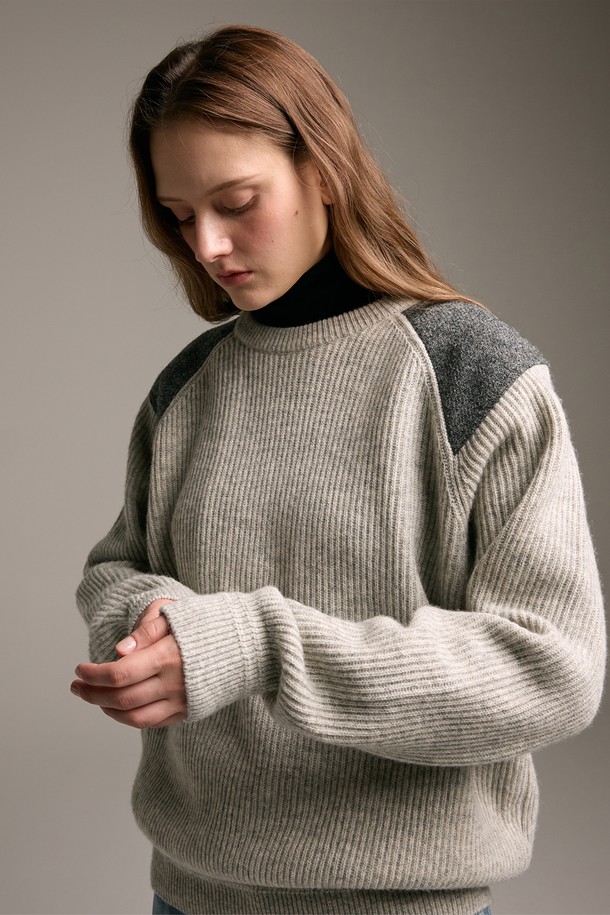 **[램스울] 해리스트위드 코만도 스웨터 그레이**는 가을과 겨울, 일상에서 클래식하고 캐주얼한 스타일을 연출하기 좋은 남성용 니트 스웨터입니다. 부드러운 촉감의 램스울과 나일론 혼방 소재로 제작되었으며, 레귤러 핏에 긴 소매와 라운드넥 디자인을 갖추었습니다. 특히, 해리스트위드 숄더 패치와 리브드 소매단 및 밑단, 그리고 견고한 실루엣이 특징으로, 밀리터리 무드를 더합니다. 그레이, 오렌지, 브라운의 다양한 컬러 옵션이 있으며, 겨울 데일리룩, 모임룩, 데이트룩 등 다양한 TPO에 활용하기 좋습니다.
