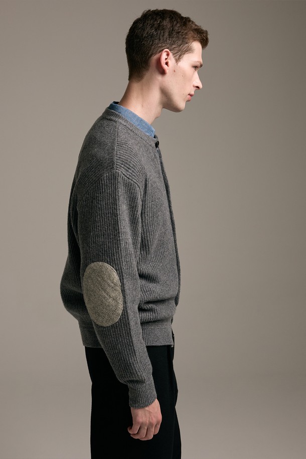 [램스울] 해리스트위드 라운드넥 가디건 그레이는 램스울 소재로 제작되어 부드러운 촉감을 자랑하며, 가을과 겨울에 따뜻하게 착용할 수 있습니다. 클래식하고 베이직한 스타일로, 출근룩, 겨울 데일리룩, 모임룩 등 다양한 TPO에 활용하기 좋습니다. 톤 다운된 그레이 컬러와 해리스트위드 엘보 패치가 특징이며, 레귤러핏 라운드넥 디자인입니다. 커프스와 밑단은 리브드 마감 처리되었으며, 신축성 방지 조직으로 변형 없이 오래 입을 수 있습니다.
