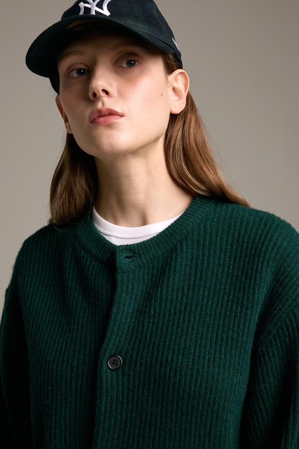 [램스울] 해리스트위드 라운드넥 가디건 그린은 가을, 겨울 시즌 당신의 스타일을 책임질 클래식 가디건입니다. 부드러운 램스울과 나일론 혼방 소재로 제작되어 뛰어난 보온성과 통기성을 자랑하며, 톤온톤의 패치워크 패턴으로 클래식한 무드를 더했습니다. 라운드넥 디자인과 레귤러핏으로 편안한 착용감을 선사하며, 해리스트위드 엘보 패치가 포인트로 적용되어 고급스러움을 더했습니다. 겨울 데일리룩, 모임룩, 카페룩 등 다양한 TPO에 활용 가능하며, 미니멀 또는 캐주얼 스타일과도 훌륭하게 어울립니다.
