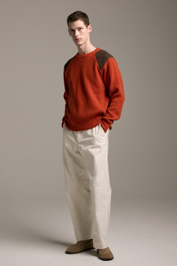 [램스울] 해리스트위드 코만도 스웨터 오렌지는 남성용 니트/스웨터로, 가을과 겨울에 따뜻하게 착용하기 좋습니다. 부드러운 촉감의 램스울과 나일론 혼방 소재로 제작되었으며, 클래식하고 밀리터리한 무드를 연출합니다. 오렌지, 브라운, 그레이 3가지 컬러로 출시되었으며, 레귤러핏에 라운드넥 디자인입니다. 해리스트위드 숄더 패치와 리브 소매단 및 밑단, 그리고 강화된 어깨 구조가 특징이며, 7개월 미만 어린 양털을 사용하여 고급스러움을 더했습니다. 겨울 데일리룩, 출근룩, 데이트룩 등 다양한 TPO에 클래식, 미니멀, 캐주얼 스타일로 연출하기 좋습니다.
