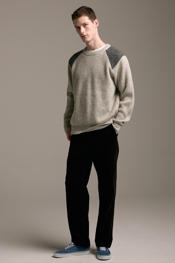 **[램스울] 해리스트위드 코만도 스웨터 그레이**는 가을과 겨울, 일상에서 클래식하고 캐주얼한 스타일을 연출하기 좋은 남성용 니트 스웨터입니다. 부드러운 촉감의 램스울과 나일론 혼방 소재로 제작되었으며, 레귤러 핏에 긴 소매와 라운드넥 디자인을 갖추었습니다. 특히, 해리스트위드 숄더 패치와 리브드 소매단 및 밑단, 그리고 견고한 실루엣이 특징으로, 밀리터리 무드를 더합니다. 그레이, 오렌지, 브라운의 다양한 컬러 옵션이 있으며, 겨울 데일리룩, 모임룩, 데이트룩 등 다양한 TPO에 활용하기 좋습니다.
