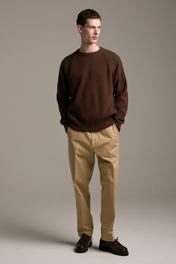 [램스울] 해리스트위드 코만도 스웨터 브라운은 남성용 니트/스웨터로, 가을과 겨울에 어울리는 두꺼운 두께감의 제품입니다. 램스울 소재를 사용하여 부드러운 촉감을 제공하며, 어깨 부분에는 해리스트위드 패치, 소매단과 밑단에는 리브 조직 디테일이 적용되어 밀리터리 및 클래식 스타일을 연출합니다. 레귤러 핏과 라운드넥 디자인으로 제작되었으며, 보강된 구조로 내구성을 높였습니다. 일상, 모임, 비즈니스 캐주얼 등 다양한 TPO에 활용 가능하며, 클래식, 미니멀, 워크웨어 스타일을 선호하는 분들께 추천드립니다. 개발자 서명이 있는 스페셜 포인트 라벨이 부착되어 특별함을 더합니다.
