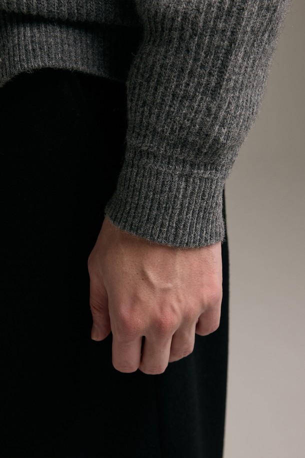 [램스울] 해리스트위드 라운드넥 가디건 그레이는 램스울 소재로 제작되어 부드러운 촉감을 자랑하며, 가을과 겨울에 따뜻하게 착용할 수 있습니다. 클래식하고 베이직한 스타일로, 출근룩, 겨울 데일리룩, 모임룩 등 다양한 TPO에 활용하기 좋습니다. 톤 다운된 그레이 컬러와 해리스트위드 엘보 패치가 특징이며, 레귤러핏 라운드넥 디자인입니다. 커프스와 밑단은 리브드 마감 처리되었으며, 신축성 방지 조직으로 변형 없이 오래 입을 수 있습니다.
