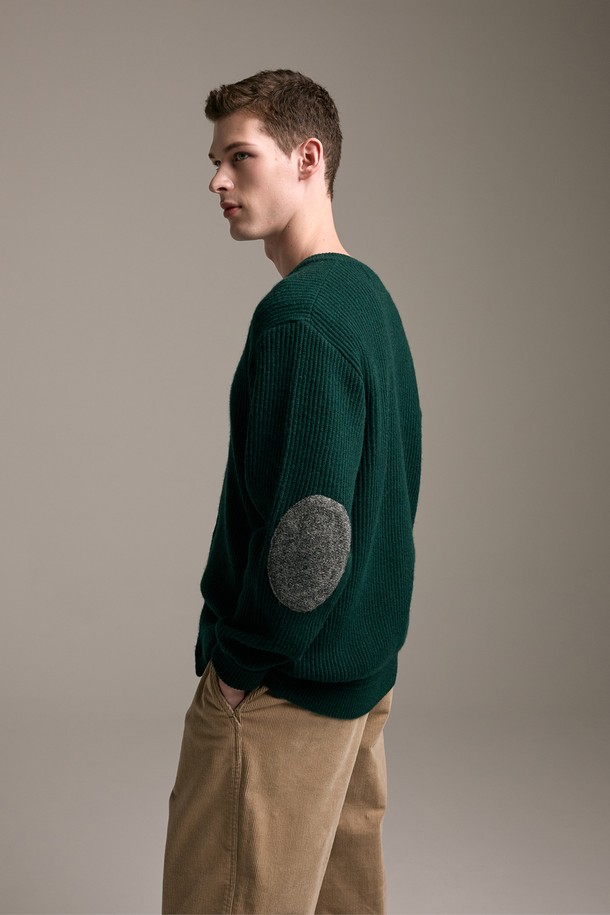 [램스울] 해리스트위드 라운드넥 가디건 그린은 가을, 겨울 시즌 당신의 스타일을 책임질 클래식 가디건입니다. 부드러운 램스울과 나일론 혼방 소재로 제작되어 뛰어난 보온성과 통기성을 자랑하며, 톤온톤의 패치워크 패턴으로 클래식한 무드를 더했습니다. 라운드넥 디자인과 레귤러핏으로 편안한 착용감을 선사하며, 해리스트위드 엘보 패치가 포인트로 적용되어 고급스러움을 더했습니다. 겨울 데일리룩, 모임룩, 카페룩 등 다양한 TPO에 활용 가능하며, 미니멀 또는 캐주얼 스타일과도 훌륭하게 어울립니다.
