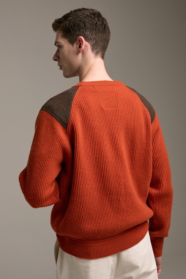 [램스울] 해리스트위드 코만도 스웨터 오렌지는 남성용 니트/스웨터로, 가을과 겨울에 따뜻하게 착용하기 좋습니다. 부드러운 촉감의 램스울과 나일론 혼방 소재로 제작되었으며, 클래식하고 밀리터리한 무드를 연출합니다. 오렌지, 브라운, 그레이 3가지 컬러로 출시되었으며, 레귤러핏에 라운드넥 디자인입니다. 해리스트위드 숄더 패치와 리브 소매단 및 밑단, 그리고 강화된 어깨 구조가 특징이며, 7개월 미만 어린 양털을 사용하여 고급스러움을 더했습니다. 겨울 데일리룩, 출근룩, 데이트룩 등 다양한 TPO에 클래식, 미니멀, 캐주얼 스타일로 연출하기 좋습니다.
