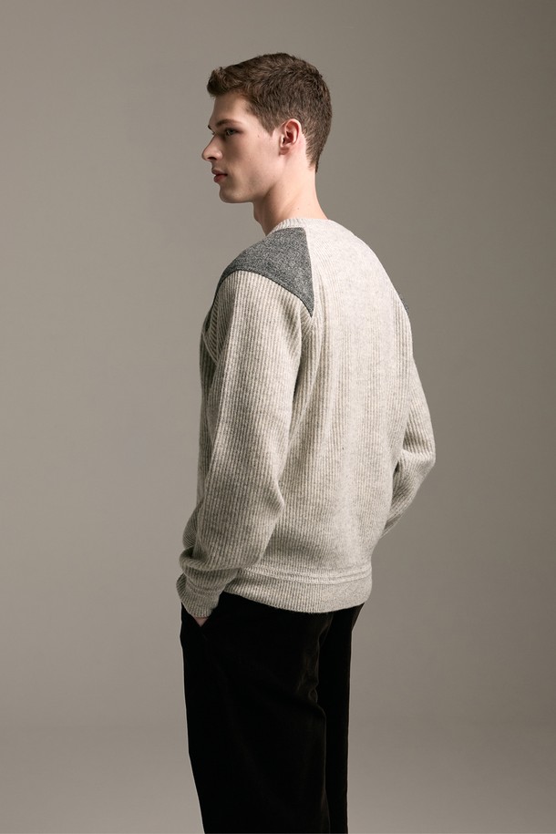 **[램스울] 해리스트위드 코만도 스웨터 그레이**는 가을과 겨울, 일상에서 클래식하고 캐주얼한 스타일을 연출하기 좋은 남성용 니트 스웨터입니다. 부드러운 촉감의 램스울과 나일론 혼방 소재로 제작되었으며, 레귤러 핏에 긴 소매와 라운드넥 디자인을 갖추었습니다. 특히, 해리스트위드 숄더 패치와 리브드 소매단 및 밑단, 그리고 견고한 실루엣이 특징으로, 밀리터리 무드를 더합니다. 그레이, 오렌지, 브라운의 다양한 컬러 옵션이 있으며, 겨울 데일리룩, 모임룩, 데이트룩 등 다양한 TPO에 활용하기 좋습니다.
