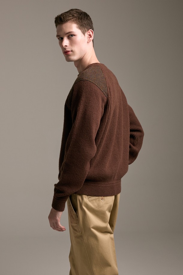 [램스울] 해리스트위드 코만도 스웨터 브라운은 남성용 니트/스웨터로, 가을과 겨울에 어울리는 두꺼운 두께감의 제품입니다. 램스울 소재를 사용하여 부드러운 촉감을 제공하며, 어깨 부분에는 해리스트위드 패치, 소매단과 밑단에는 리브 조직 디테일이 적용되어 밀리터리 및 클래식 스타일을 연출합니다. 레귤러 핏과 라운드넥 디자인으로 제작되었으며, 보강된 구조로 내구성을 높였습니다. 일상, 모임, 비즈니스 캐주얼 등 다양한 TPO에 활용 가능하며, 클래식, 미니멀, 워크웨어 스타일을 선호하는 분들께 추천드립니다. 개발자 서명이 있는 스페셜 포인트 라벨이 부착되어 특별함을 더합니다.
