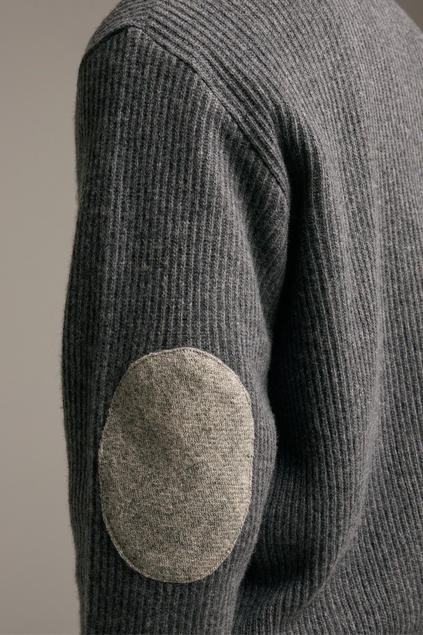 [램스울] 해리스트위드 라운드넥 가디건 그레이는 램스울 소재로 제작되어 부드러운 촉감을 자랑하며, 가을과 겨울에 따뜻하게 착용할 수 있습니다. 클래식하고 베이직한 스타일로, 출근룩, 겨울 데일리룩, 모임룩 등 다양한 TPO에 활용하기 좋습니다. 톤 다운된 그레이 컬러와 해리스트위드 엘보 패치가 특징이며, 레귤러핏 라운드넥 디자인입니다. 커프스와 밑단은 리브드 마감 처리되었으며, 신축성 방지 조직으로 변형 없이 오래 입을 수 있습니다.
