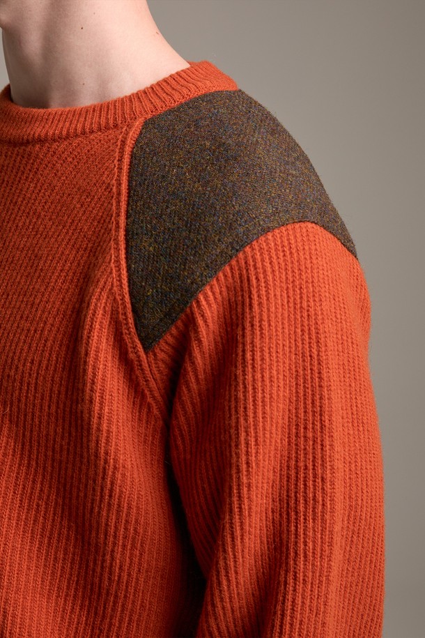 [램스울] 해리스트위드 코만도 스웨터 오렌지는 남성용 니트/스웨터로, 가을과 겨울에 따뜻하게 착용하기 좋습니다. 부드러운 촉감의 램스울과 나일론 혼방 소재로 제작되었으며, 클래식하고 밀리터리한 무드를 연출합니다. 오렌지, 브라운, 그레이 3가지 컬러로 출시되었으며, 레귤러핏에 라운드넥 디자인입니다. 해리스트위드 숄더 패치와 리브 소매단 및 밑단, 그리고 강화된 어깨 구조가 특징이며, 7개월 미만 어린 양털을 사용하여 고급스러움을 더했습니다. 겨울 데일리룩, 출근룩, 데이트룩 등 다양한 TPO에 클래식, 미니멀, 캐주얼 스타일로 연출하기 좋습니다.
