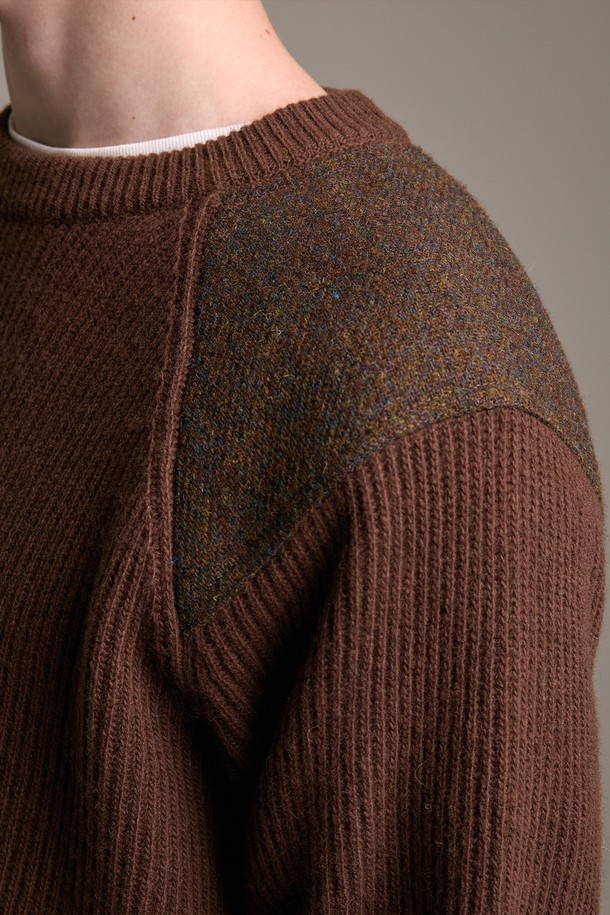 [램스울] 해리스트위드 코만도 스웨터 브라운은 남성용 니트/스웨터로, 가을과 겨울에 어울리는 두꺼운 두께감의 제품입니다. 램스울 소재를 사용하여 부드러운 촉감을 제공하며, 어깨 부분에는 해리스트위드 패치, 소매단과 밑단에는 리브 조직 디테일이 적용되어 밀리터리 및 클래식 스타일을 연출합니다. 레귤러 핏과 라운드넥 디자인으로 제작되었으며, 보강된 구조로 내구성을 높였습니다. 일상, 모임, 비즈니스 캐주얼 등 다양한 TPO에 활용 가능하며, 클래식, 미니멀, 워크웨어 스타일을 선호하는 분들께 추천드립니다. 개발자 서명이 있는 스페셜 포인트 라벨이 부착되어 특별함을 더합니다.
