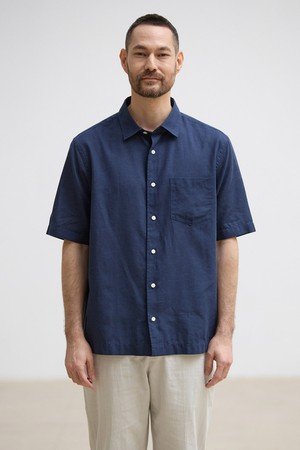 [자개단추] 소프트 린넨 반소매 셔츠_네이비 (레귤러핏)_JDSXZ56CSN