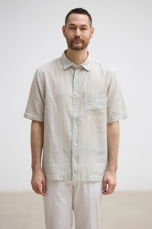 [자개단추] 소프트 린넨 반소매 셔츠_스트라이프 그레이 (레귤러핏)_JDSXZ55CTG