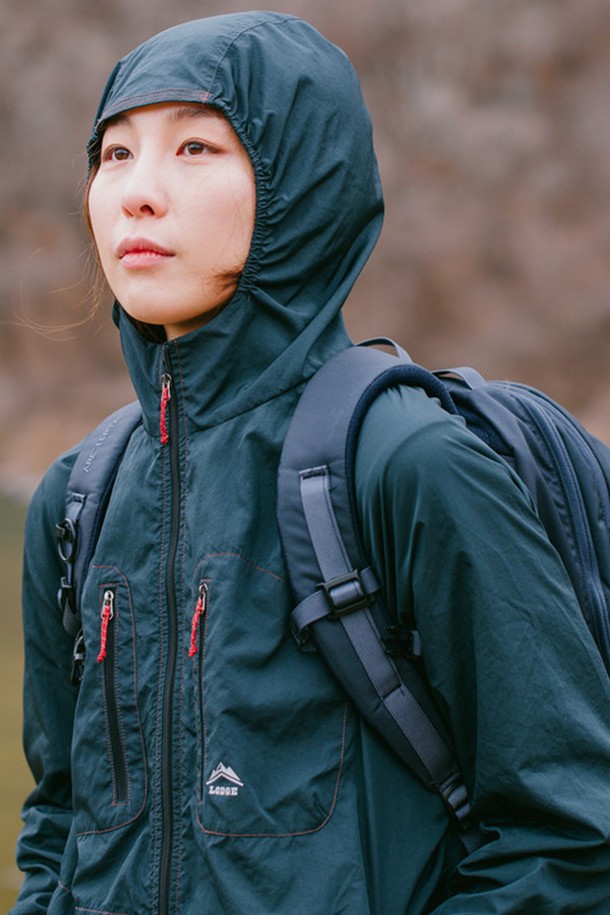 [롯지] 리기 윈드자켓은 남녀 공용으로, 하이킹, 캠핑, 일상에서 활용하기 좋은 윈드 재킷입니다. 얇고 산뜻한 나일론 소재로 제작되어 봄, 여름, 가을 시즌에 착용하기 좋으며, 생활 방수 기능과 경량성을 갖춰 활동성을 높였습니다. 레귤러핏으로 편안한 착용감을 제공하며, 글레시어 그린, 피콕블루 두 가지 색상으로 출시되었습니다. 후드 일체형 디자인에 후드 사이드 고무줄 밴딩, 반사 로고, 패커블 파우치, 카라비너 고리 등 다양한 특징을 더해 실용성을 높였습니다. 캠핑룩, 등산룩, 여행룩 등 다양한 TPO에 스포티, 캐주얼, 고프코어 스타일로 연출할 수 있습니다.
