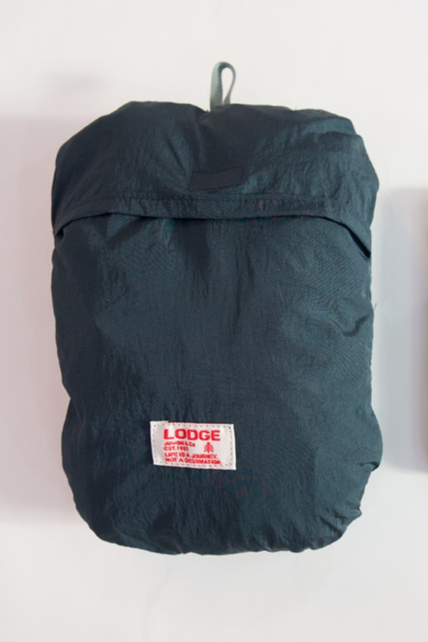 [롯지] 리기 윈드자켓은 남녀 공용으로, 하이킹, 캠핑, 일상에서 활용하기 좋은 윈드 재킷입니다. 얇고 산뜻한 나일론 소재로 제작되어 봄, 여름, 가을 시즌에 착용하기 좋으며, 생활 방수 기능과 경량성을 갖춰 활동성을 높였습니다. 레귤러핏으로 편안한 착용감을 제공하며, 글레시어 그린, 피콕블루 두 가지 색상으로 출시되었습니다. 후드 일체형 디자인에 후드 사이드 고무줄 밴딩, 반사 로고, 패커블 파우치, 카라비너 고리 등 다양한 특징을 더해 실용성을 높였습니다. 캠핑룩, 등산룩, 여행룩 등 다양한 TPO에 스포티, 캐주얼, 고프코어 스타일로 연출할 수 있습니다.
