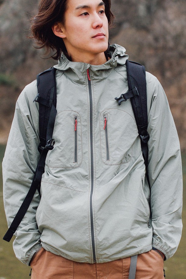 [롯지] 리기 윈드자켓 (남녀공용)은 하이킹, 캠핑, 일상생활에서 폭넓게 활용 가능한 윈드자켓입니다. 글레시어 그린과 피콕블루 두 가지 색상으로 출시되었으며, 봄, 여름, 가을에 착용하기 적합합니다. 얇고 산뜻한 나일론 소재로 제작되어 가볍고 편안한 착용감을 제공하며, 생활 방수 기능과 경량성을 갖춰 활동적인 날씨에도 적합합니다. 레귤러핏으로 제작되었으며, 후드 일체형 디자인과 후드 사이드 고무줄 밴딩, 반사 로고, 패커블 파우치 변형, 카라비너 고리 등 다양한 디테일이 돋보입니다. 스포티, 캐주얼, 고프코어 스타일을 즐겨 입는 고객에게 추천하며, 캠핑룩, 등산룩, 여행룩 연출에 활용하기 좋습니다.
