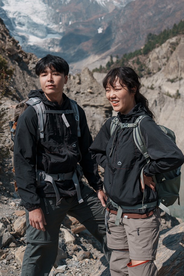 메탈블랙 컬러의 리기 윈드자켓은 남녀 공용으로 하이킹, 캠핑, 일상에서 폭넓게 활용 가능한 아우터입니다. 가볍고 얇은 두께의 나일론 소재로 제작되어 봄, 여름, 가을 간절기에 적합하며, 생활 방수 기능과 180g의 경량 설계로 편안한 착용감을 제공합니다. 후드 일체형 디자인, 입체 패턴 가슴 포켓, 반사 로고, 카라비너 고리 등의 디테일이 돋보이며, 레귤러핏에 집업 스타일로 스포티하고 캐주얼한 스타일을 연출합니다.
