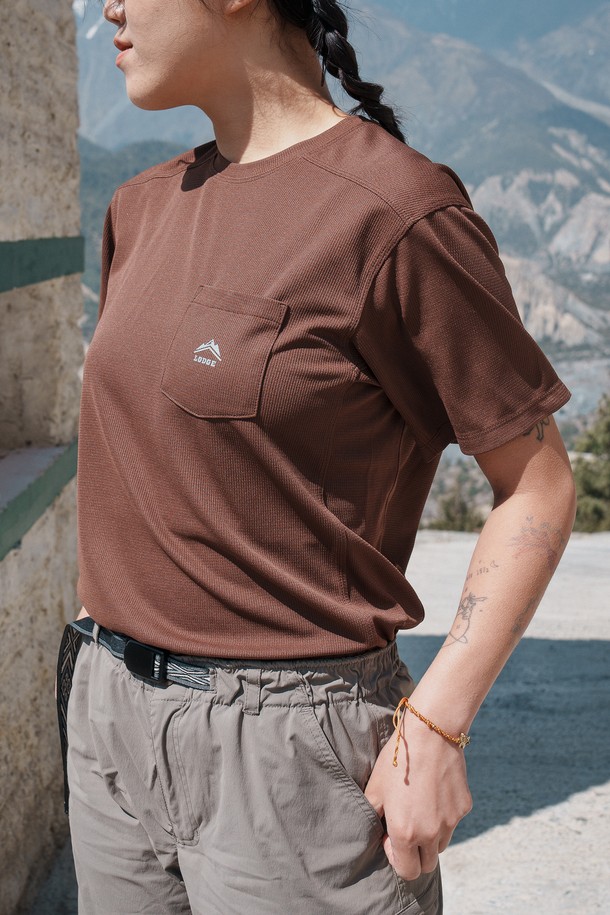 안나푸르나 티셔츠는 남녀 공용으로, 봄, 여름철 등산, 하이킹, 일상에서 활용하기 좋은 반소매 티셔츠입니다. 브라운 색상의 레귤러핏 라운드넥 디자인으로, 흡습, 속건, 통기 기능의 폴리에스테르 소재로 제작되었습니다. 와플 패턴에 어깨선을 내린 편안한 착용감과 가슴 포켓 반사 로고, 사이드 절개 디테일이 특징입니다.
