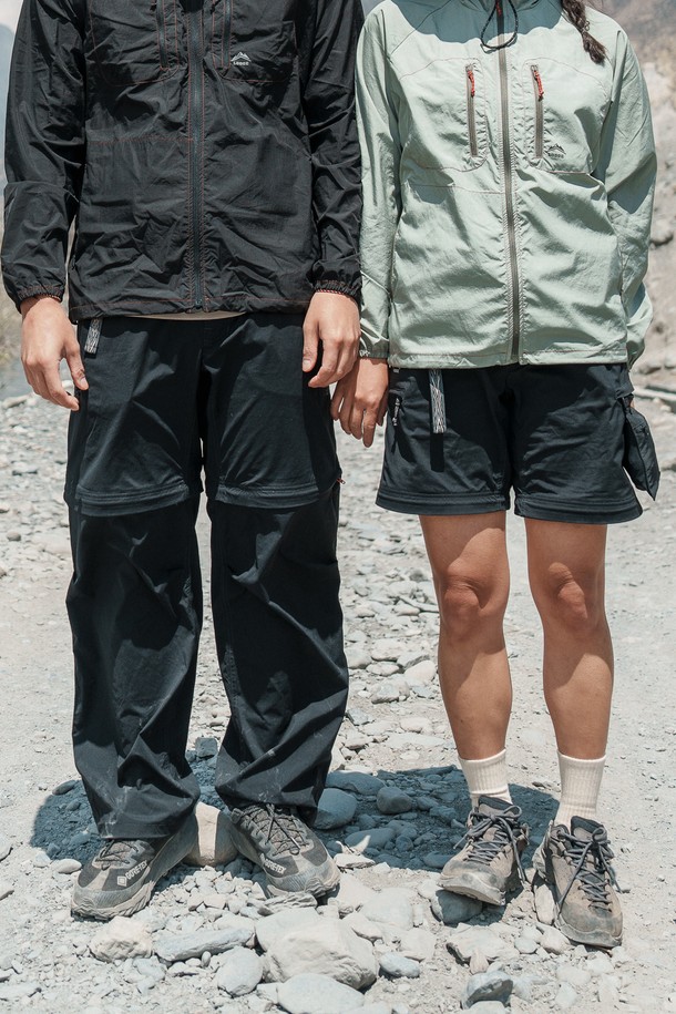 고고팬츠 체인저는 남녀 공용 등산 바지로, 블랙 색상의 레귤러핏 긴바지 또는 반바지 스타일을 연출할 수 있습니다. 봄, 여름, 가을 시즌에 적합하며, 나일론과 폴리우레탄 혼방 소재로 제작되어 부드러운 촉감과 신축성, 통기성을 제공합니다. 지퍼 탈부착 기능을 통해 다용도로 활용 가능하며, 벤틸레이션 지퍼, 버클형 벨트, 무릎 턱 디자인, 밑단 스트링 스토퍼, 그리고 전용 파우치를 갖춰 아웃도어 활동과 여행에 최적입니다.
