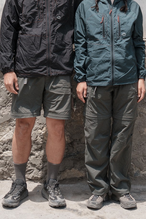 고고팬츠 체인저는 남녀공용으로 제작된 등산/아웃도어 활동에 적합한 긴바지/반바지 겸용 바지입니다. 딥그린 컬러의 무지 디자인으로, 방수, 통기, 신축성을 갖춘 나일론/폴리우레탄 혼방 소재로 제작되어 사계절 내내 착용 가능합니다. 지퍼 분리형, 무릎 턱 디자인, 밑단 스트링 스토퍼, 벤틸레이션 기능, 전용 파우치, YKK 지퍼, 벨트형 밴딩 등 다양한 기능과 디테일을 제공하여 스포티하면서도 캐주얼한 스타일을 연출합니다.
