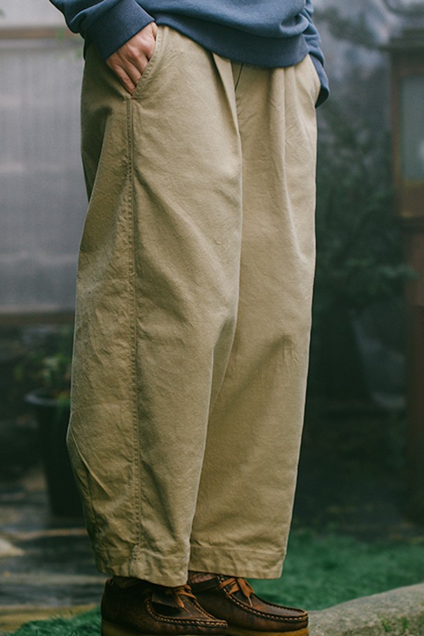 [롯지] 고고팬츠 브리즈는 남녀공용으로, 봄 시즌 일상에서 캐주얼하게 착용하기 좋은 긴 바지입니다. 면과 폴리우레탄 혼방 소재로 제작되어 부드러운 촉감을 자랑하며, 릴랙스 핏과 테이퍼드 핏으로 편안하면서도 세련된 실루엣을 연출합니다. 허리 스트링, 히든 포켓, 턱 디테일, 오렌지/와인 바텍 디테일이 돋보이며, 네이비, 올리브베이지, 아이보리 세 가지 색상으로 만나볼 수 있습니다.
