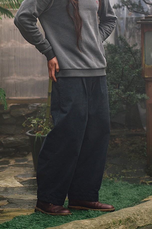 [롯지] 고고팬츠 브리즈 (남녀공용)는 부드러운 면과 폴리우레탄 혼방 소재로 제작되어 봄, 가을에 편안하게 착용하기 좋은 릴랙스핏 테이퍼드 핏 바지입니다. 허리 스트링과 밴딩으로 편안한 착용감을 선사하며, 히든 포켓과 바이오 워싱 처리, 오렌지/와인 컬러 바텍 디테일로 실용성과 디자인을 모두 갖췄습니다. 캐주얼, 미니멀 스타일을 즐기는 분들께 동네 마실룩, 산책룩으로 추천하며, 네이비, 다크그린, 올리브베이지, 아이보리 4가지 색상으로 만나보세요.
