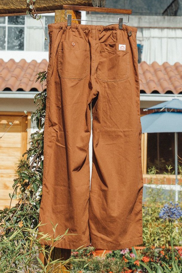 [롯지] 고고팬츠 2세대는 여행과 일상, 캠핑, 사이클 등 다양한 활동에 적합한 남녀공용 긴바지입니다. 부드러운 면 소재에 레귤러핏으로 편안한 착용감을 제공하며, 브라운, 다크그레이, 페퍼민트, 그린, 인디고, 핑크 등 다채로운 6가지 색상으로 출시되었습니다. YKK 지퍼, 카라비너 걸이용 트래블링, 아나이도 실, 이중 스티치, 히든포켓 등 실용적인 디테일을 더하여 캐주얼, 스포티한 스타일을 연출할 수 있습니다.
