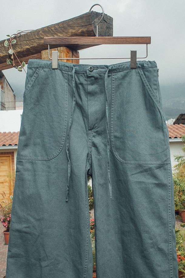 [롯지] 고고팬츠 2세대 (남녀공용)는 여행, 자전거, 캠핑, 일상 등 다양한 활동에 적합한 캐주얼 스타일의 긴 바지입니다. 부드러운 면 소재로 제작되어 편안한 착용감을 제공하며, 봄, 여름, 가을 계절에 활용하기 좋습니다. 레귤러핏으로 제작되었으며, 톤다운된 페퍼민트 그린, 인디고, 핑크, 브라운, 다크그레이 등 5가지 색상으로 출시되었습니다. 뒷밴딩 처리 및 히든 포켓, 카라비너 걸이, 트래블 링, 아나이도 실 사용, 이중 스티치 마감 등 실용적인 디테일을 더했습니다. 스마트폰 수납이 가능하여 편리함을 더한 실용적인 아이템입니다.
