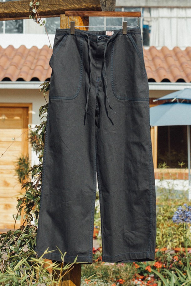 [롯지] 고고팬츠 2세대는 남녀 공용으로, 여행, 자전거, 일상생활에서 활용하기 좋은 면 소재의 캐주얼 긴 바지입니다. 부드러운 촉감과 중간 두께감으로 봄, 여름, 가을 유용하게 착용 가능하며, 무지 디자인으로 어떤 스타일에도 잘 어울립니다. 반밴딩 허리, YKK 지퍼, 카라비너 걸이용 트래블링, 아나이도 실, 해리 봉재 및 이중 스티치 마감으로 튼튼하게 제작되었습니다. 방수, 통기성 기능과 히든 포켓을 더해 실용성을 높였으며, 브라운, 다크그레이, 페퍼민트, 그린, 인디고, 핑크 6가지 색상으로 만나보세요.
