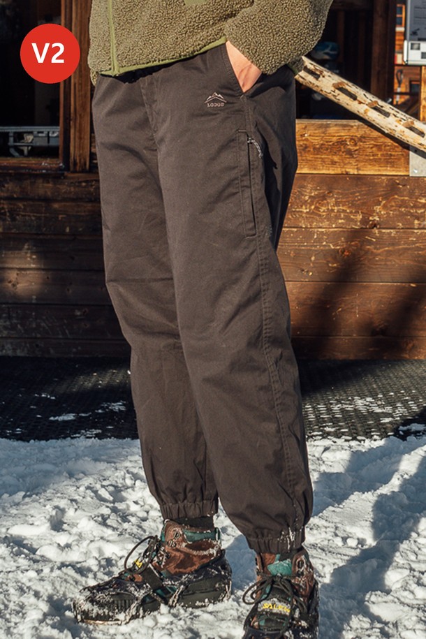 [롯지] 고고팬츠 마테호른 V2 (남녀공용)는 일상, 아웃도어, 하이킹 활동에 적합한 남녀 공용 긴바지입니다. 가을, 겨울, 초봄 날씨에 적합하도록 두꺼운 두께감과 기모 안감으로 보온성을 높였습니다. 면과 폴리에스터 혼방 소재로 제작되었으며, 스포티, 캐주얼 스타일을 연출할 수 있습니다. 벤틸레이션 시스템, 가켓크로치 패턴, 무릎 턱 디테일, 발목 밴딩, 사이드 포켓, 허리 단추, 내부 허리끈 등 다양한 특징을 갖추고 있습니다. 등산룩, 캠핑룩, 산책룩, 고프코어 스타일을 연출하기 좋습니다.
