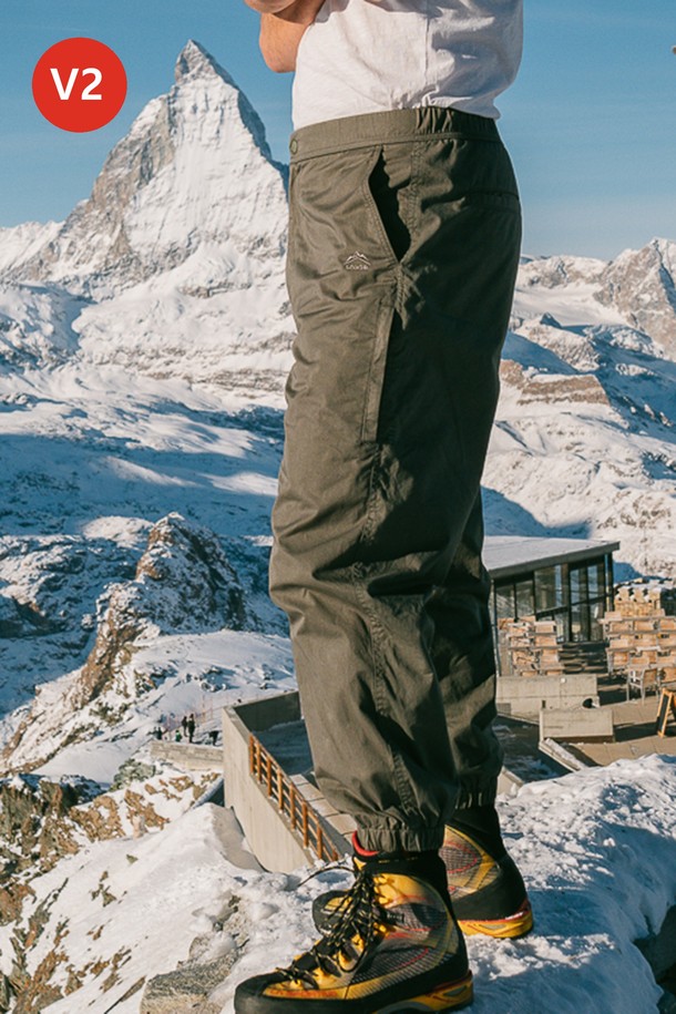 [롯지] 고고팬츠 마테호른 V2 (남녀공용)는 가을, 겨울철 일상과 아웃도어 활동에 적합한 조거핏 팬츠입니다. 릴랙스핏으로 편안한 착용감을 제공하며, 부드러운 촉감의 면, 폴리에스테르 혼방 소재에 기모 안감을 더해 보온성을 높였습니다. 벤틸레이션 시스템과 무릎 턱 디자인으로 활동성을 향상시켰으며, 발목 밴딩과 내부 드로우스트링으로 안정적인 핏을 연출합니다. 스포티, 캐주얼, 미니멀 스타일을 아우르며 캠핑룩을 완성하기에 좋습니다. 사이드 포켓과 자수 로고, 버튼 잠금장치 등 디테일한 디자인이 돋보입니다.
