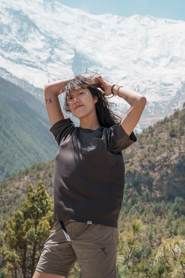 안나푸르나 티셔츠는 남녀 공용으로, 여름철 등산, 트레킹, 여행, 일상에서 활용하기 좋은 반소매 티셔츠입니다. 흡습, 속건, 통기 기능의 폴리에스터 소재에 와플 패턴을 적용하여 스포티한 스타일을 연출하며, 어깨선을 내린 패턴과 옆구리 절개, 가슴 포켓 반사 필름 로고 디테일이 특징입니다. 레귤러핏 라운드넥 디자인으로, 얇은 두께감으로 시원하게 착용할 수 있습니다.
