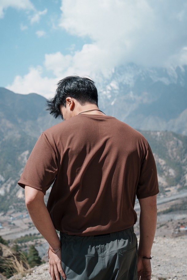 안나푸르나 티셔츠는 남녀 공용으로, 봄, 여름철 등산, 하이킹, 일상에서 활용하기 좋은 반소매 티셔츠입니다. 브라운 색상의 레귤러핏 라운드넥 디자인으로, 흡습, 속건, 통기 기능의 폴리에스테르 소재로 제작되었습니다. 와플 패턴에 어깨선을 내린 편안한 착용감과 가슴 포켓 반사 로고, 사이드 절개 디테일이 특징입니다.
