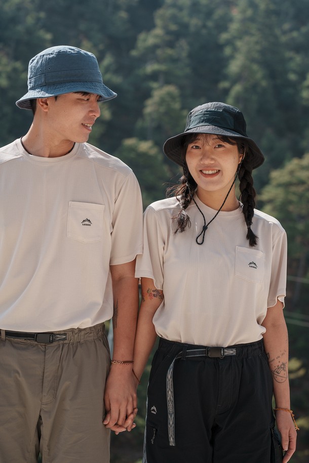 안나푸르나 티셔츠 (남녀공용)는 봄, 여름철 등산, 트레킹, 일상에서 쾌적하게 착용할 수 있는 흡습, 속건, 통기 기능의 티셔츠입니다. 화이트 컬러의 레귤러핏 반소매 라운드넥 디자인으로, 폴리에스테르 소재의 와플 패턴과 얇은 두께로 제작되었습니다. 가슴 포켓 반사 필름 로고, 사이드 밑단 절개 패턴, 어깨선 내림 패턴 등 스포티하면서도 베이직한 스타일을 연출합니다.
