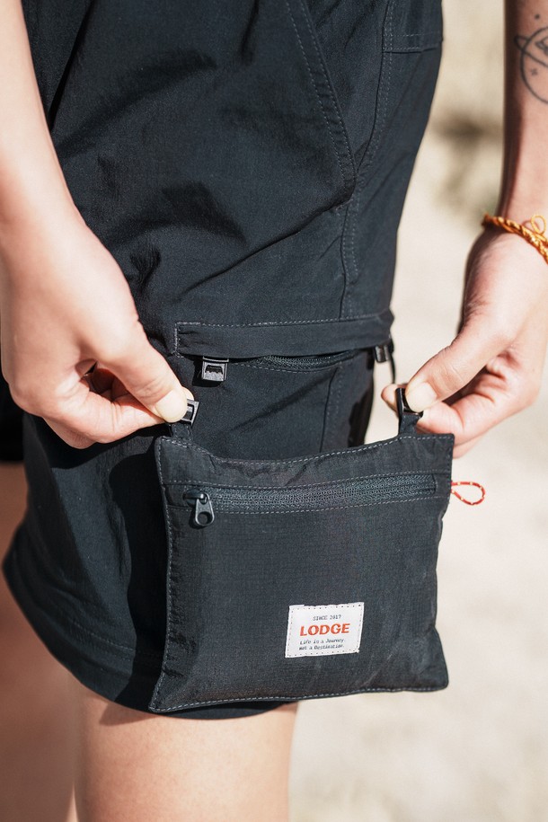 고고팬츠 체인저는 남녀 공용 등산 바지로, 블랙 색상의 레귤러핏 긴바지 또는 반바지 스타일을 연출할 수 있습니다. 봄, 여름, 가을 시즌에 적합하며, 나일론과 폴리우레탄 혼방 소재로 제작되어 부드러운 촉감과 신축성, 통기성을 제공합니다. 지퍼 탈부착 기능을 통해 다용도로 활용 가능하며, 벤틸레이션 지퍼, 버클형 벨트, 무릎 턱 디자인, 밑단 스트링 스토퍼, 그리고 전용 파우치를 갖춰 아웃도어 활동과 여행에 최적입니다.
