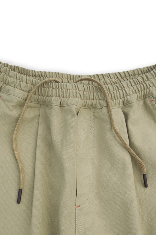 [롯지] 고고팬츠 브리즈는 남녀공용으로, 봄 시즌 일상에서 캐주얼하게 착용하기 좋은 긴 바지입니다. 면과 폴리우레탄 혼방 소재로 제작되어 부드러운 촉감을 자랑하며, 릴랙스 핏과 테이퍼드 핏으로 편안하면서도 세련된 실루엣을 연출합니다. 허리 스트링, 히든 포켓, 턱 디테일, 오렌지/와인 바텍 디테일이 돋보이며, 네이비, 올리브베이지, 아이보리 세 가지 색상으로 만나볼 수 있습니다.
