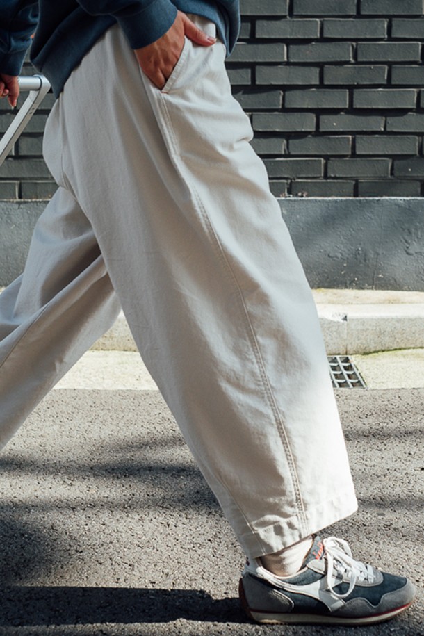 [롯지] 고고팬츠 브리즈는 남녀 공용으로, 부드러운 면과 폴리우레탄 혼방 소재로 제작되어 편안한 착용감을 선사합니다. 릴랙스핏 테이퍼드 핏에 밴딩 허리, 턱 디테일, 히든 포켓을 더하여 활동성을 높였으며, 네이비, 다크그린, 올리브베이지, 아이보리 등 4가지 색상으로 출시되었습니다. 일상복, 산책룩, 동네 마실룩 등 캐주얼, 미니멀, 클래식 스타일을 모두 소화할 수 있는 활용도 높은 아이템입니다.
