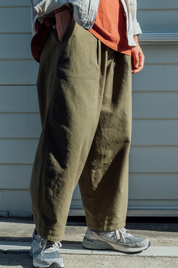 [롯지] 고고팬츠 브리즈 (남녀공용)는 부드러운 면과 폴리우레탄 혼방 소재로 제작되어 편안한 착용감을 선사하며, 릴랙스핏 테이퍼드 핏으로 캐주얼하고 미니멀한 스타일을 연출합니다. 허리 밴딩과 스트링 조절, 히든 포켓, 허리 턱 디테일, 오렌지/와인 컬러 바텍 포인트가 특징이며, 딥네이비, 딥그린, 올리브베이지, 아이보리 4가지 색상으로 출시되어 일상 및 가벼운 산책룩에 활용하기 좋습니다. 봄 시즌에 적합한 얇은 두께감으로 가볍게 즐길 수 있습니다.
