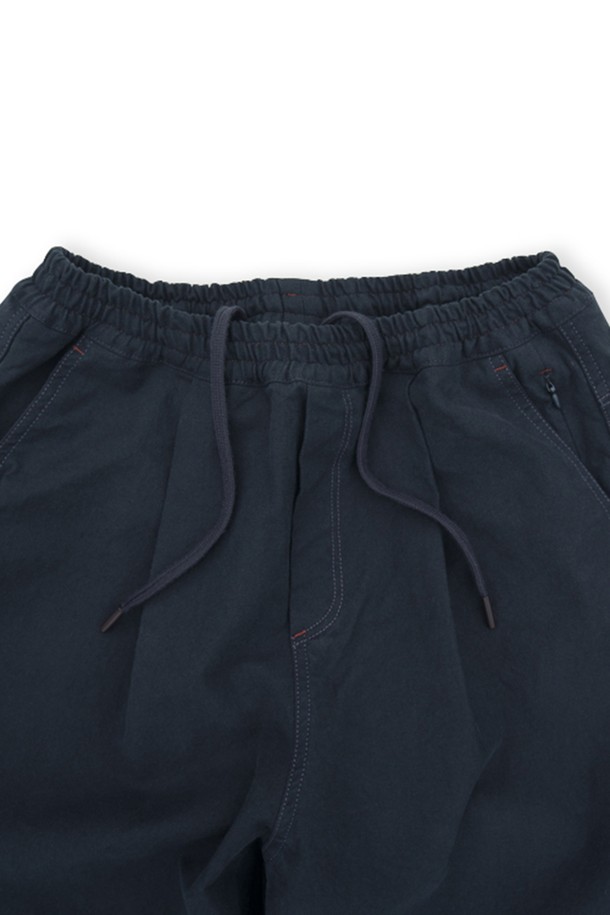 [롯지] 고고팬츠 브리즈 (남녀공용)는 부드러운 면과 폴리우레탄 혼방 소재로 제작되어 봄, 가을에 편안하게 착용하기 좋은 릴랙스핏 테이퍼드 핏 바지입니다. 허리 스트링과 밴딩으로 편안한 착용감을 선사하며, 히든 포켓과 바이오 워싱 처리, 오렌지/와인 컬러 바텍 디테일로 실용성과 디자인을 모두 갖췄습니다. 캐주얼, 미니멀 스타일을 즐기는 분들께 동네 마실룩, 산책룩으로 추천하며, 네이비, 다크그린, 올리브베이지, 아이보리 4가지 색상으로 만나보세요.
