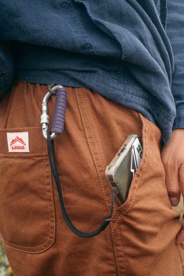 [롯지] 고고팬츠 2세대는 여행과 일상, 캠핑, 사이클 등 다양한 활동에 적합한 남녀공용 긴바지입니다. 부드러운 면 소재에 레귤러핏으로 편안한 착용감을 제공하며, 브라운, 다크그레이, 페퍼민트, 그린, 인디고, 핑크 등 다채로운 6가지 색상으로 출시되었습니다. YKK 지퍼, 카라비너 걸이용 트래블링, 아나이도 실, 이중 스티치, 히든포켓 등 실용적인 디테일을 더하여 캐주얼, 스포티한 스타일을 연출할 수 있습니다.
