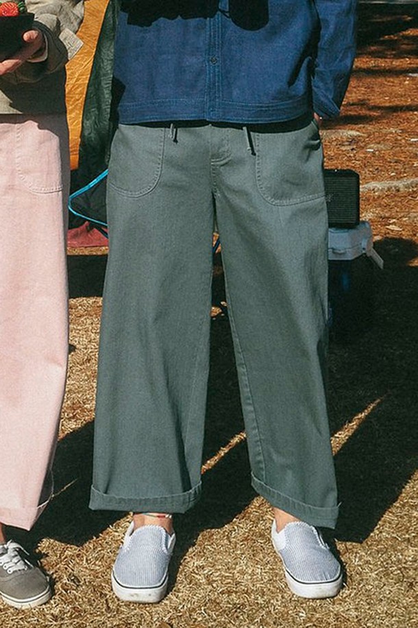 [롯지] 고고팬츠 2세대 (남녀공용)는 여행, 자전거, 캠핑, 일상 등 다양한 활동에 적합한 캐주얼 스타일의 긴 바지입니다. 부드러운 면 소재로 제작되어 편안한 착용감을 제공하며, 봄, 여름, 가을 계절에 활용하기 좋습니다. 레귤러핏으로 제작되었으며, 톤다운된 페퍼민트 그린, 인디고, 핑크, 브라운, 다크그레이 등 5가지 색상으로 출시되었습니다. 뒷밴딩 처리 및 히든 포켓, 카라비너 걸이, 트래블 링, 아나이도 실 사용, 이중 스티치 마감 등 실용적인 디테일을 더했습니다. 스마트폰 수납이 가능하여 편리함을 더한 실용적인 아이템입니다.
