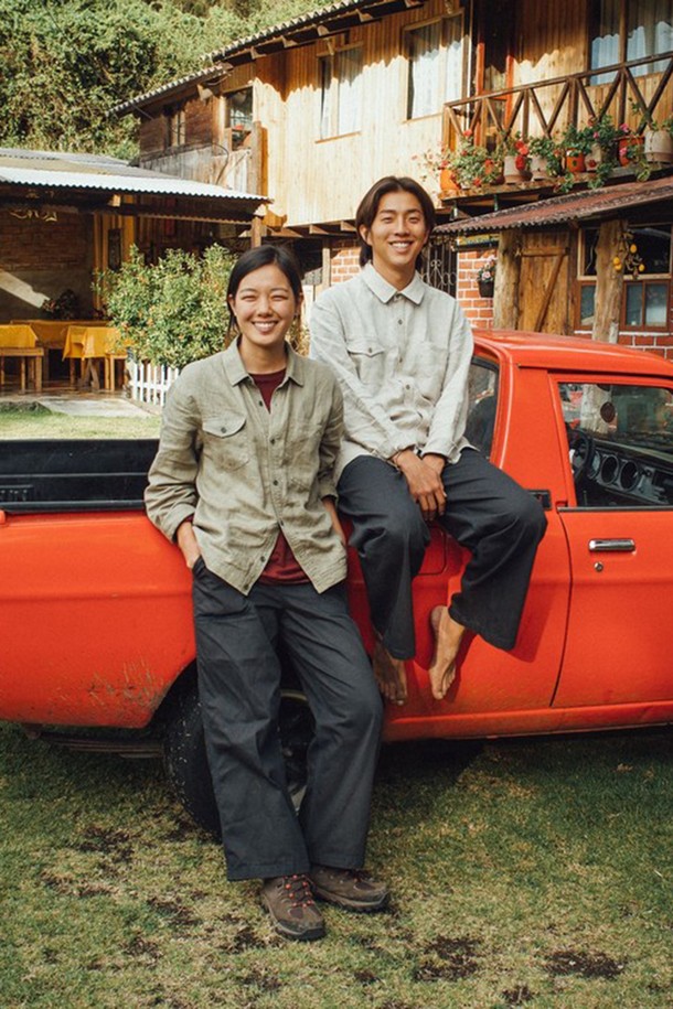 [롯지] 고고팬츠 2세대는 남녀 공용으로, 여행, 자전거, 일상생활에서 활용하기 좋은 면 소재의 캐주얼 긴 바지입니다. 부드러운 촉감과 중간 두께감으로 봄, 여름, 가을 유용하게 착용 가능하며, 무지 디자인으로 어떤 스타일에도 잘 어울립니다. 반밴딩 허리, YKK 지퍼, 카라비너 걸이용 트래블링, 아나이도 실, 해리 봉재 및 이중 스티치 마감으로 튼튼하게 제작되었습니다. 방수, 통기성 기능과 히든 포켓을 더해 실용성을 높였으며, 브라운, 다크그레이, 페퍼민트, 그린, 인디고, 핑크 6가지 색상으로 만나보세요.
