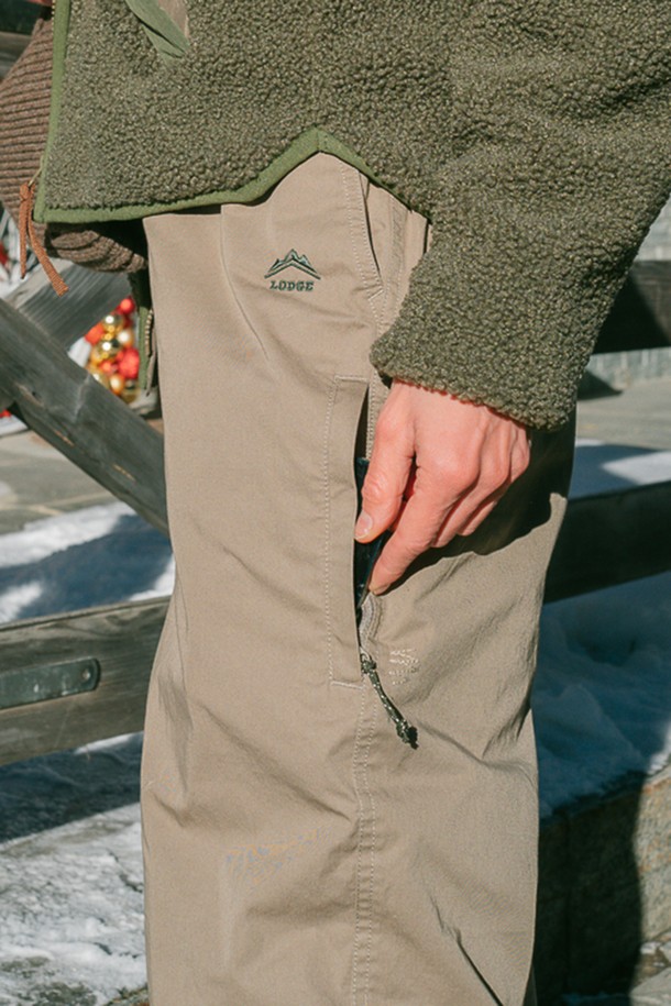 [롯지] 고고팬츠 마테호른 V2 (남녀공용)는 아웃도어 활동과 일상생활 모두에 적합한 조거 팬츠입니다. 베이지 색상으로, 가을과 겨울에 따뜻하게 착용할 수 있으며, 캐주얼하고 스포티한 스타일을 연출합니다. 면, 폴리에스테르, 플리스 혼방의 두꺼운 소재로 제작되어 부드러운 촉감을 제공하며, 플리스 안감으로 보온성을 높였습니다. 무릎 턱 디자인과 앵클 밴딩, 사이드 포켓, 자수 로고, 내부 드로우스트링, 버튼 잠금장치, 더블 스티치 등의 특징을 갖춰 활동성과 편안함을 더했습니다. 레귤러핏 디자인으로 캠핑룩, 등산룩 등 다양한 TPO에 활용 가능합니다.
