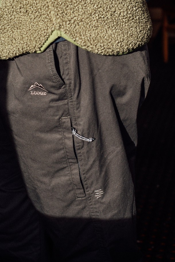 [롯지] 고고팬츠 마테호른 V2 (남녀공용)는 일상, 아웃도어, 하이킹 활동에 적합한 남녀 공용 긴바지입니다. 가을, 겨울, 초봄 날씨에 적합하도록 두꺼운 두께감과 기모 안감으로 보온성을 높였습니다. 면과 폴리에스터 혼방 소재로 제작되었으며, 스포티, 캐주얼 스타일을 연출할 수 있습니다. 벤틸레이션 시스템, 가켓크로치 패턴, 무릎 턱 디테일, 발목 밴딩, 사이드 포켓, 허리 단추, 내부 허리끈 등 다양한 특징을 갖추고 있습니다. 등산룩, 캠핑룩, 산책룩, 고프코어 스타일을 연출하기 좋습니다.
