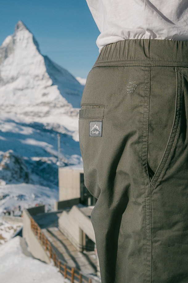[롯지] 고고팬츠 마테호른 V2 (남녀공용)는 가을, 겨울철 일상과 아웃도어 활동에 적합한 조거핏 팬츠입니다. 릴랙스핏으로 편안한 착용감을 제공하며, 부드러운 촉감의 면, 폴리에스테르 혼방 소재에 기모 안감을 더해 보온성을 높였습니다. 벤틸레이션 시스템과 무릎 턱 디자인으로 활동성을 향상시켰으며, 발목 밴딩과 내부 드로우스트링으로 안정적인 핏을 연출합니다. 스포티, 캐주얼, 미니멀 스타일을 아우르며 캠핑룩을 완성하기에 좋습니다. 사이드 포켓과 자수 로고, 버튼 잠금장치 등 디테일한 디자인이 돋보입니다.
